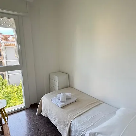 Apartment Spacious And - 5 Minutes From The