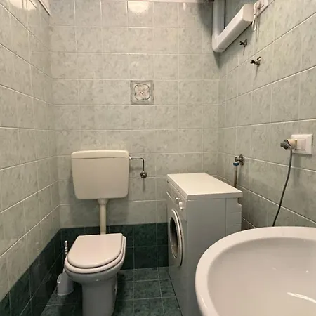 Apartment Spacious And - 5 Minutes From The *