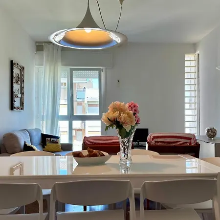 Spacious And - 5 Minutes From The Apartment *