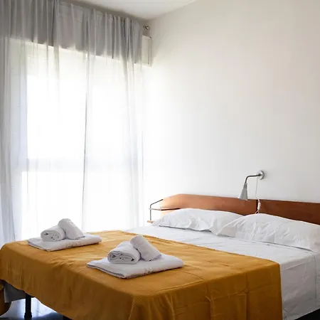 Spacious And - 5 Minutes From The Apartment *