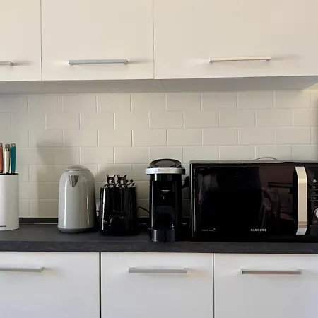 Spacious And - 5 Minutes From The Apartment *